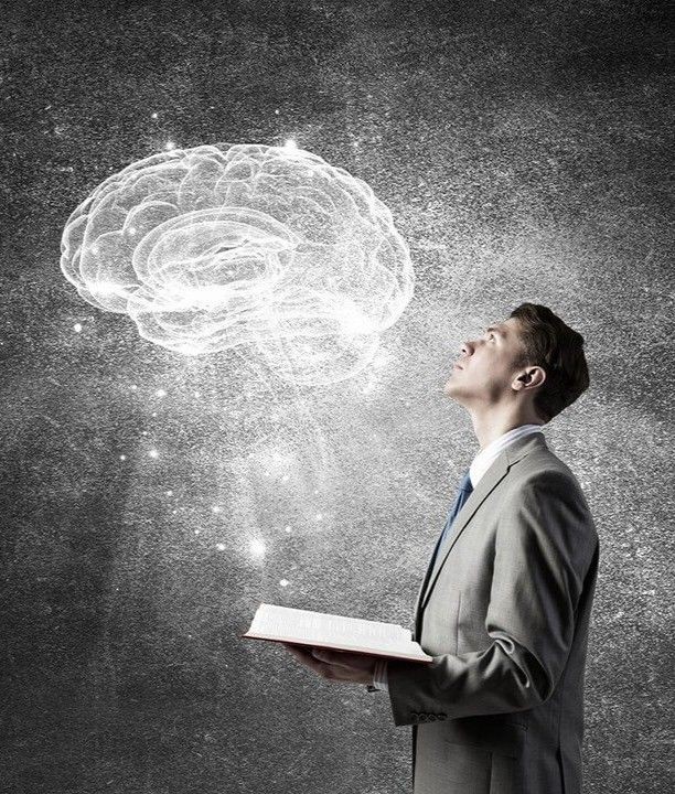 طالب يلقي كلمة الصباح بحماس عن أهمية القراءة في طابور الصباح المدرسي أمام زملائه.