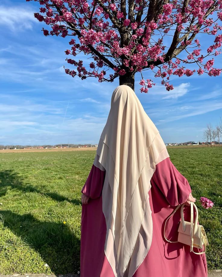 طالبة تقدم الإذاعة المدرسية بثقة أمام زملائها في طابور الصباح