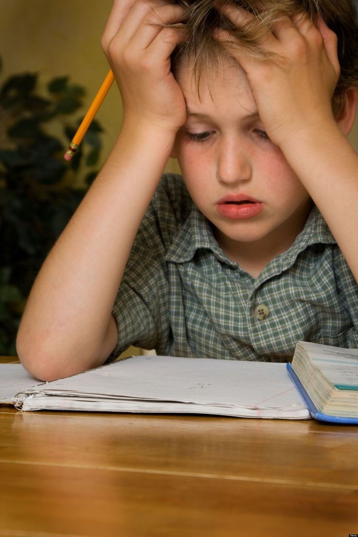 طالب يلقي كلمة الصباح بحماس في الإذاعة المدرسية أمام زملائه في ساحة المدرسة.