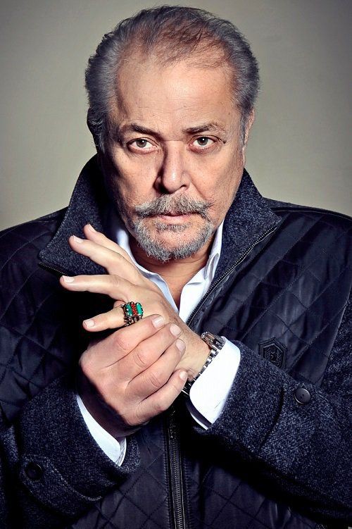 طلاب متحمسون يقدمون الإذاعة المدرسية في طابور الصباح عن قيمة إتقان العمل