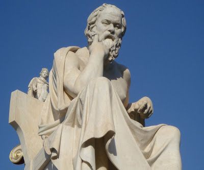 تمثال نصفي للفيلسوف اليوناني سقراط، يرمز إلى الحكمة وأهمية طرح الأسئلة في إذاعة مدرسية عن البحث عن المعرفة