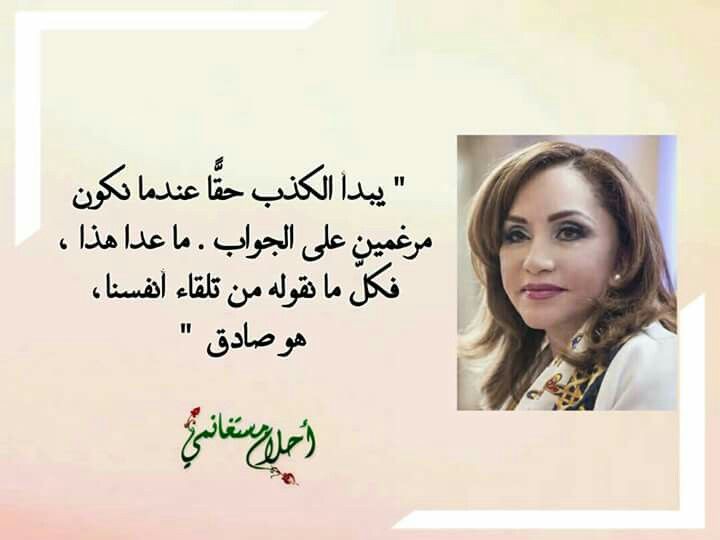 طلاب يقدمون الإذاعة المدرسية في طابور الصباح، مع التركيز على أهمية القراءة والكتابة.