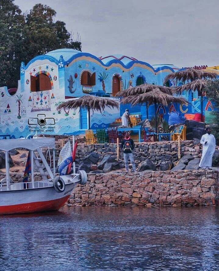 طالب يلقي كلمة الصباح بحماس في الإذاعة المدرسية عن تاريخ وجمال مدينة أسوان