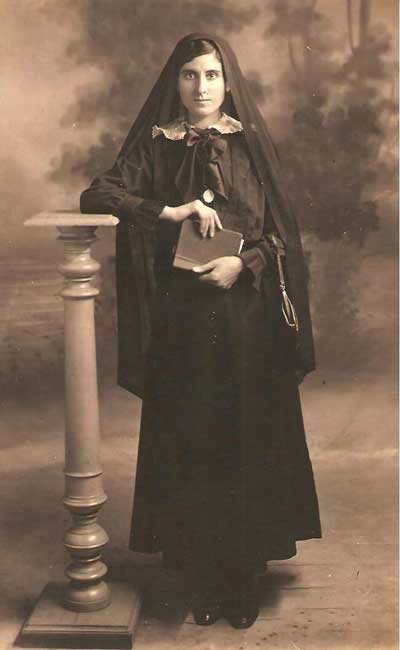 صورة تاريخية بالأبيض والأسود للرائدة التعليمية المصرية نبوية موسى، رمز نضال المرأة من أجل التعليم.