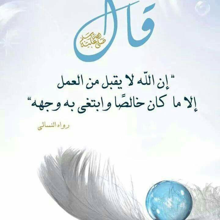 طلاب يقدمون فقرات الإذاعة المدرسية بحماس في طابور الصباح المدرسي