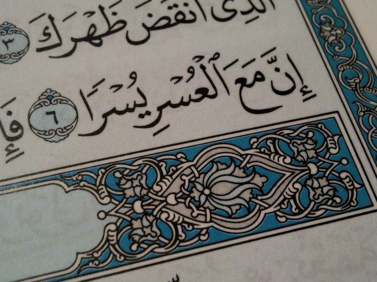 طالب يلقي كلمة الصباح عن فضيلة الصبر بثقة أمام زملائه في ساحة المدرسة خلال طابور الصباح.