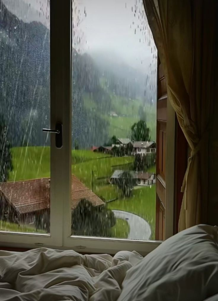 طلاب يقدمون الإذاعة المدرسية في طابور الصباح حول فصل الشتاء، ويظهرون حماساً وتفاعلاً