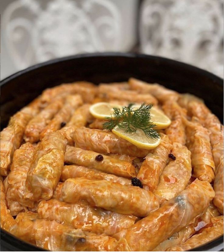 طالب يلقي كلمة الصباح بحماس عن أهمية الغذاء الصحي أمام زملائه في طابور الصباح المدرسي