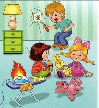 طلاب يقدمون الإذاعة المدرسية في طابور الصباح حول موضوع الأمن والسلامة المنزلية