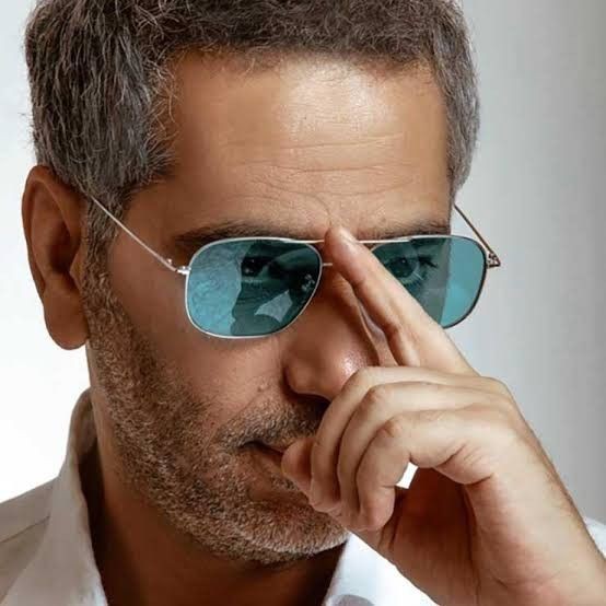 طلاب يقدمون الإذاعة المدرسية بحماس في طابور الصباح، مع التركيز على أهمية العلم والمعرفة.