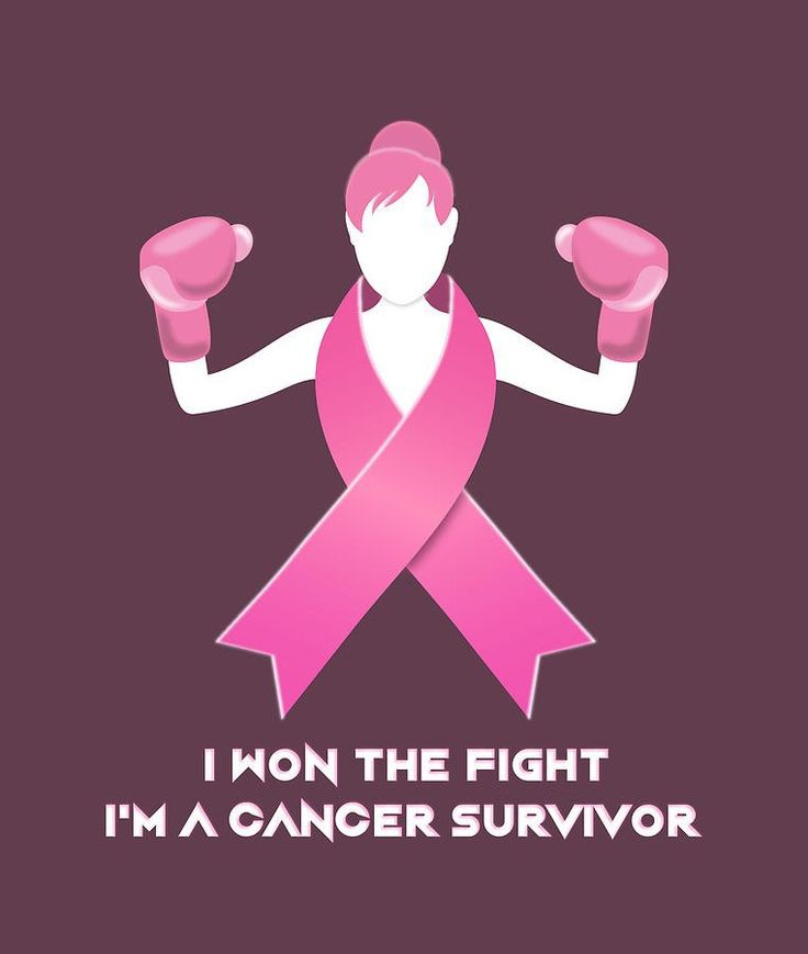 طلاب يقدمون الإذاعة المدرسية في طابور الصباح لنشر الوعي الصحي بين زملائهم