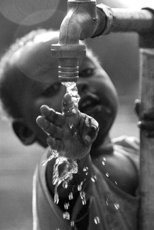 طالب يلقي كلمة الصباح عن أهمية الماء وضرورة الحفاظ عليه في الإذاعة المدرسية أمام زملائه