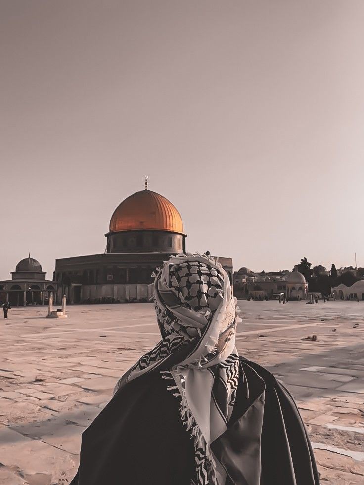 طلاب يقدمون فقرات الإذاعة المدرسية في طابور الصباح، مع التركيز على أهمية الوعي بالقضايا التاريخية والوطنية مثل قضية فلسطين.