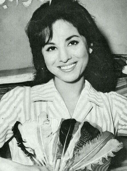 صورة كلاسيكية بالأبيض والأسود لسيدة الشاشة العربية فاتن حمامة، أيقونة السينما المصرية