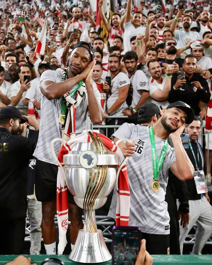 طلاب يقدمون الإذاعة المدرسية بحماس في طابور الصباح، مما يعكس أهمية المشاركة والعمل الجماعي.