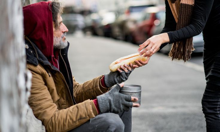 طلاب يقدمون الإذاعة المدرسية عن قيمة الإحسان في ساحة المدرسة أمام زملائهم.