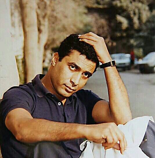 صورة فنية للفنان المصري الراحل أحمد زكي، مثال على الموهبة والإتقان في العمل الفني وترك أثر إيجابي.