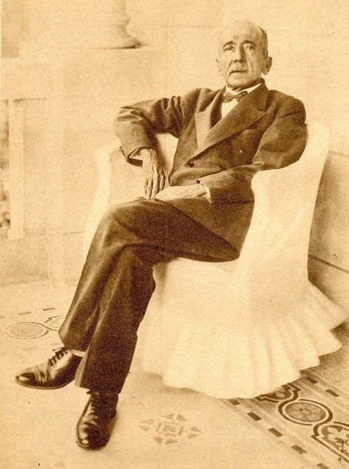 طالب يلقي كلمة الصباح في الإذاعة المدرسية عن أمير الشعراء أحمد شوقي أمام زملائه في طابور الصباح