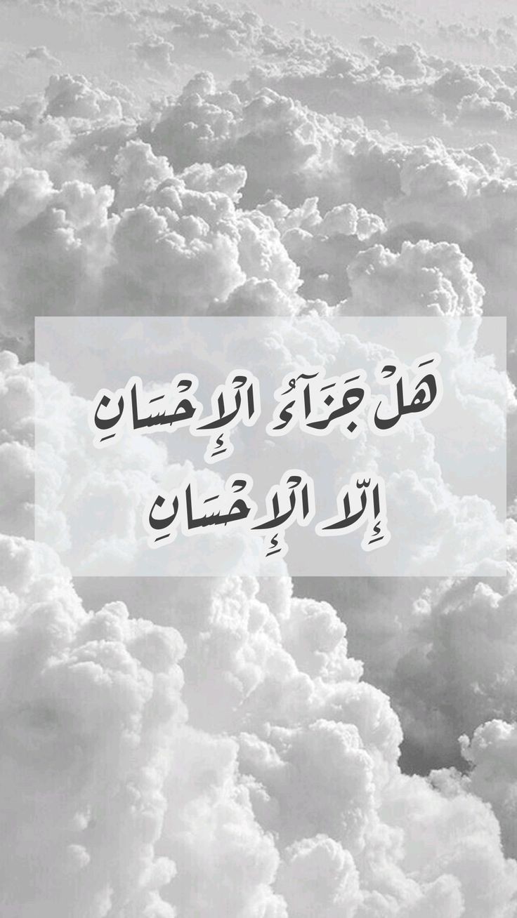 طلاب يقدمون إذاعة مدرسية صباحية متكاملة عن قيمة الإحسان في فناء المدرسة أمام زملائهم
