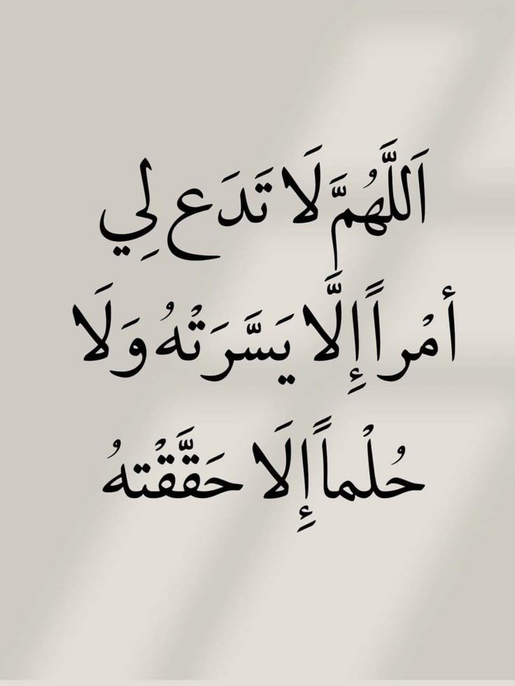 طلاب يقدمون الإذاعة المدرسية في طابور الصباح، مما يعكس أهمية المشاركة الطلابية في الأنشطة التعليمية.