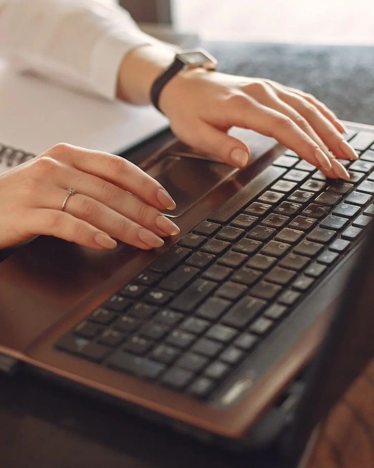 طالب يلقي كلمة الصباح في الإذاعة المدرسية عن أهمية الحاسب الآلي أمام زملائه في ساحة المدرسة.