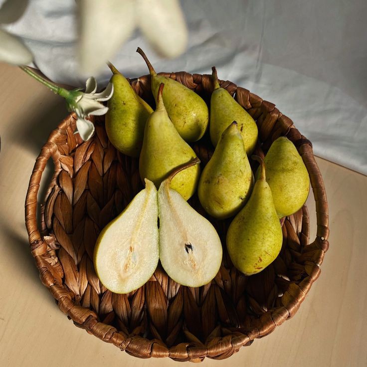 مجموعة من الطلاب يقدمون الإذاعة المدرسية بحماس في فناء المدرسة، مع التركيز على أهمية الغذاء الصحي والفواكه.