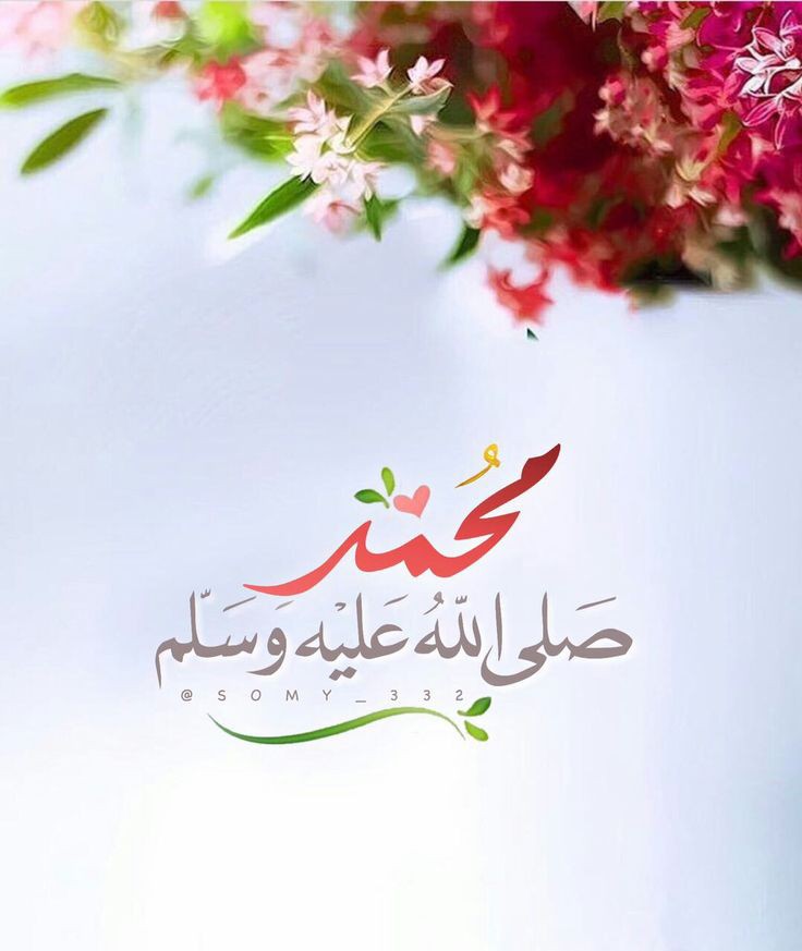 طلاب يقدمون برنامج الإذاعة المدرسية الصباحي في فناء المدرسة أمام زملائهم