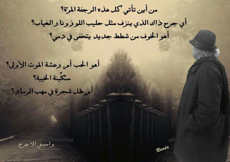 مجموعة من الطلاب يقدمون الإذاعة المدرسية بحماس في ساحة المدرسة أمام زملائهم.