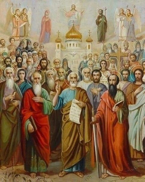 طلاب يتعاونون في تقديم الإذاعة المدرسية في طابور الصباح بحماس وتعاون