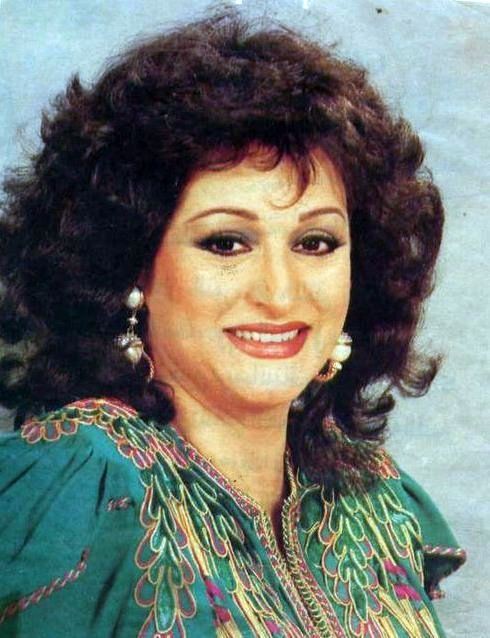 مجموعة من الطلاب يقدمون الإذاعة المدرسية بحماس في طابور الصباح عن موضوع حب الوطن