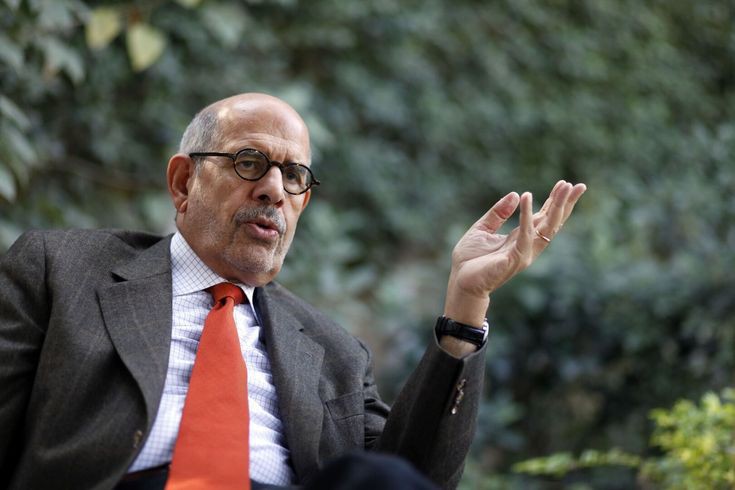 صورة الدكتور محمد البرادعي، الحائز على جائزة نوبل للسلام، وهو يلقي كلمة في محفل دولي حول أهمية السلام العالمي