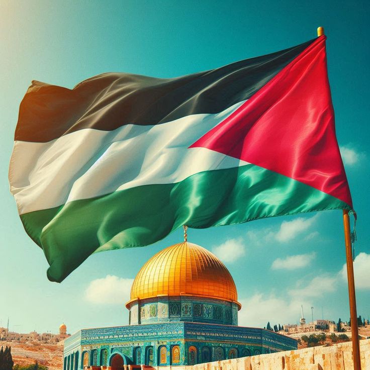 طلاب يقدمون الإذاعة المدرسية في ساحة المدرسة، مع التركيز على طالب يلقي كلمة الصباح بحماس عن مدينة القدس أمام زملائه.