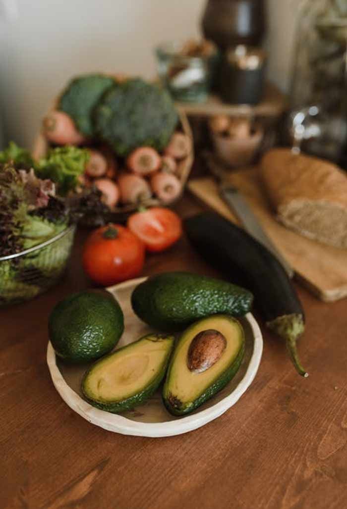 طلاب يقدمون الإذاعة المدرسية عن أهمية الغذاء الصحي في طابور الصباح المدرسي