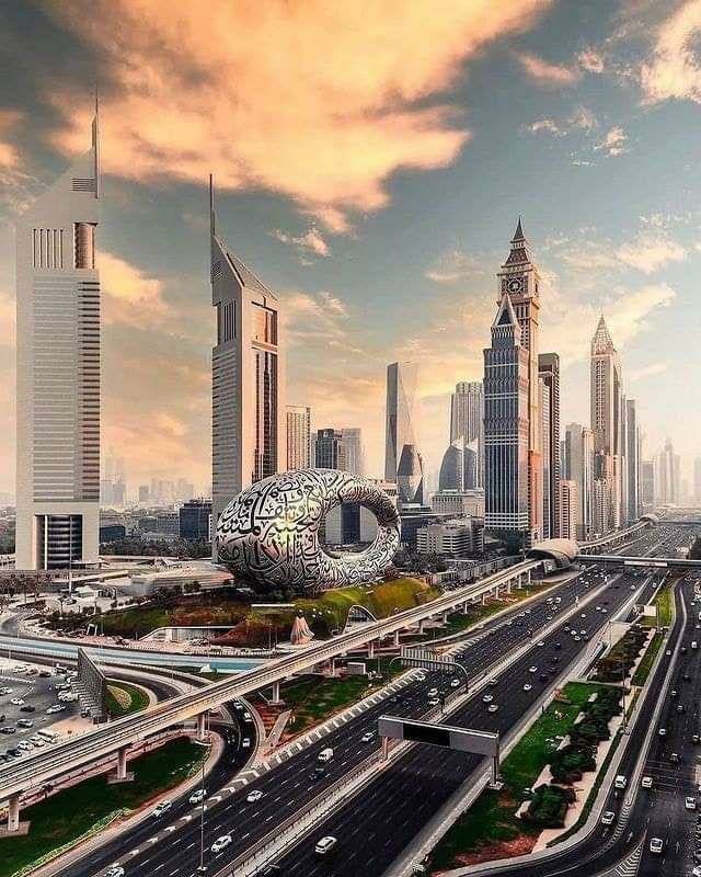 طلاب يقدمون الإذاعة المدرسية في ساحة المدرسة بطابور الصباح