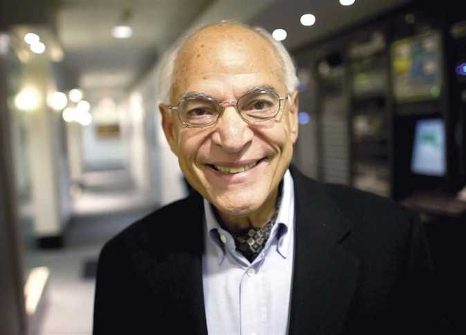 العالم المصري الدكتور فاروق الباز يشرح خريطة جيولوجية، مثالاً للعلماء العرب الملهمين في الإذاعة المدرسية