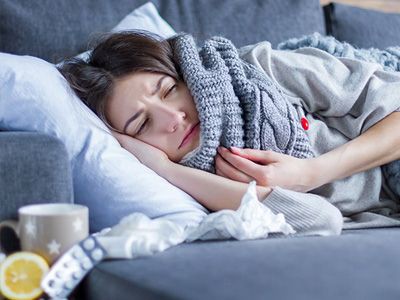 طلاب يقدمون الإذاعة المدرسية عن الوعي الصحي في ساحة المدرسة صباحًا