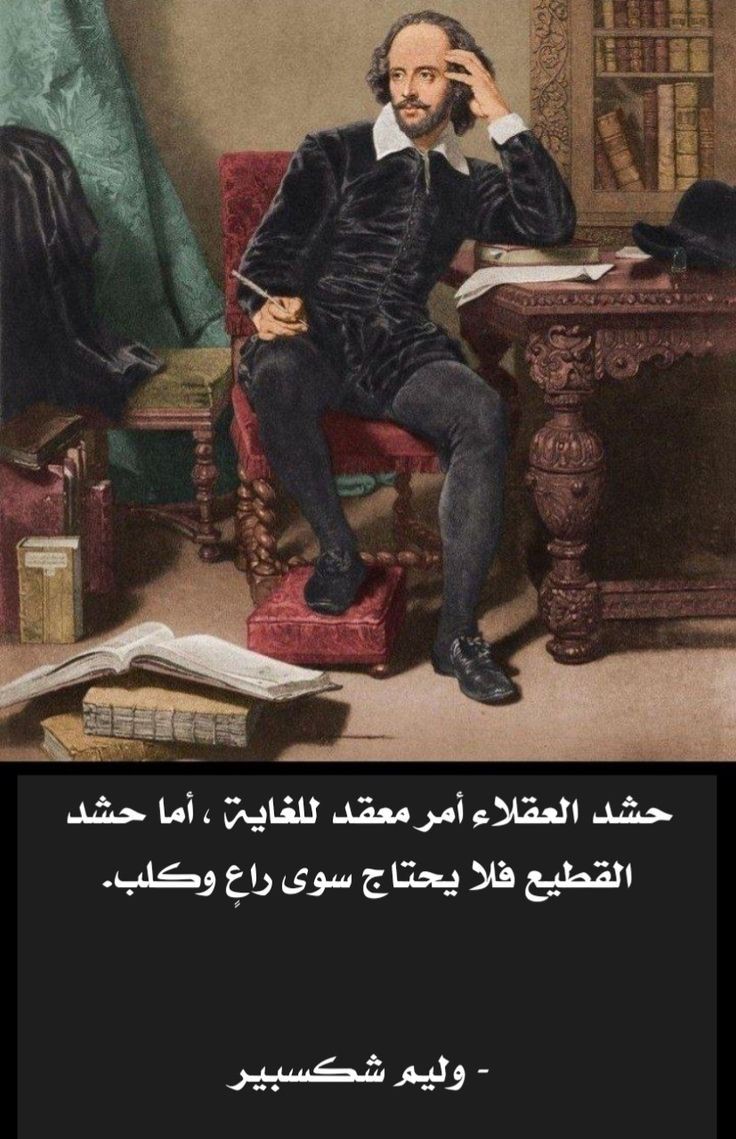 طلاب يقدمون إذاعة مدرسية ملهمة في ساحة المدرسة عن أهمية الأدب والثقافة