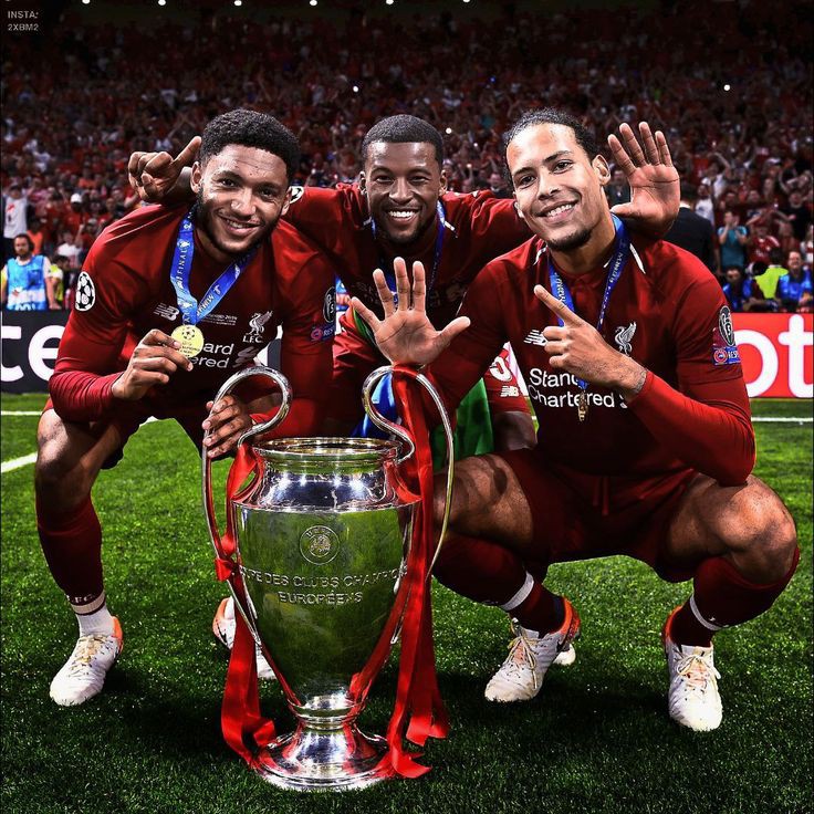 طلاب يقدمون الإذاعة المدرسية بحماس في طابور الصباح، مما يعكس أهمية المشاركة والعمل الجماعي