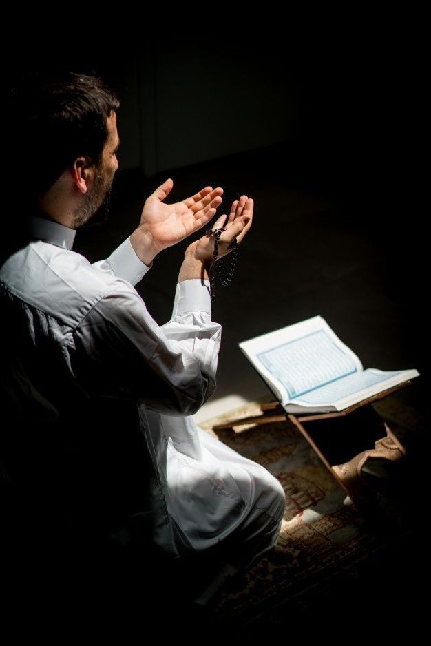 طلاب يقدمون الإذاعة المدرسية في طابور الصباح بحماس وثقة أمام زملائهم ومعلميهم