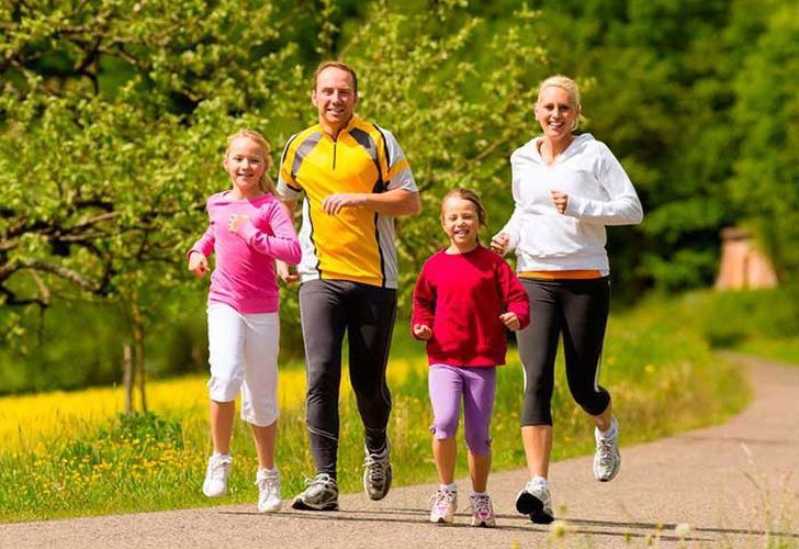 طلاب يقدمون الإذاعة المدرسية بحماس في فناء المدرسة حول أهمية الرياضة