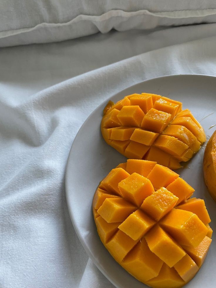 طالب يلقي كلمة الصباح عن الفواكه الصحية وأهميتها في الإذاعة المدرسية أمام زملائه