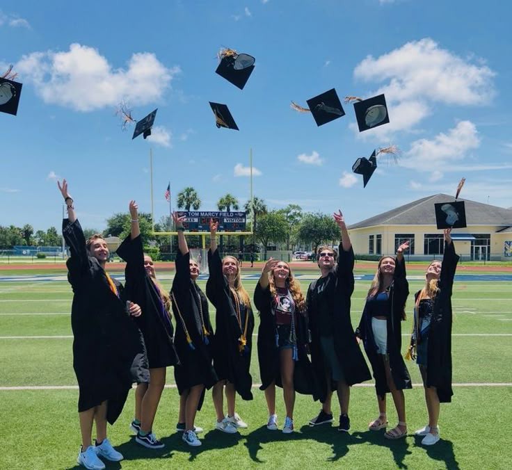 طلاب يقدمون الإذاعة المدرسية في طابور الصباح بحماس وشغف أمام زملائهم ومعلميهم