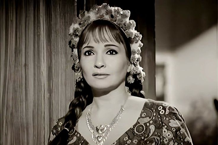 طلاب يقدمون إذاعة مدرسية ملهمة في ساحة المدرسة عن دور الفن في حب الوطن