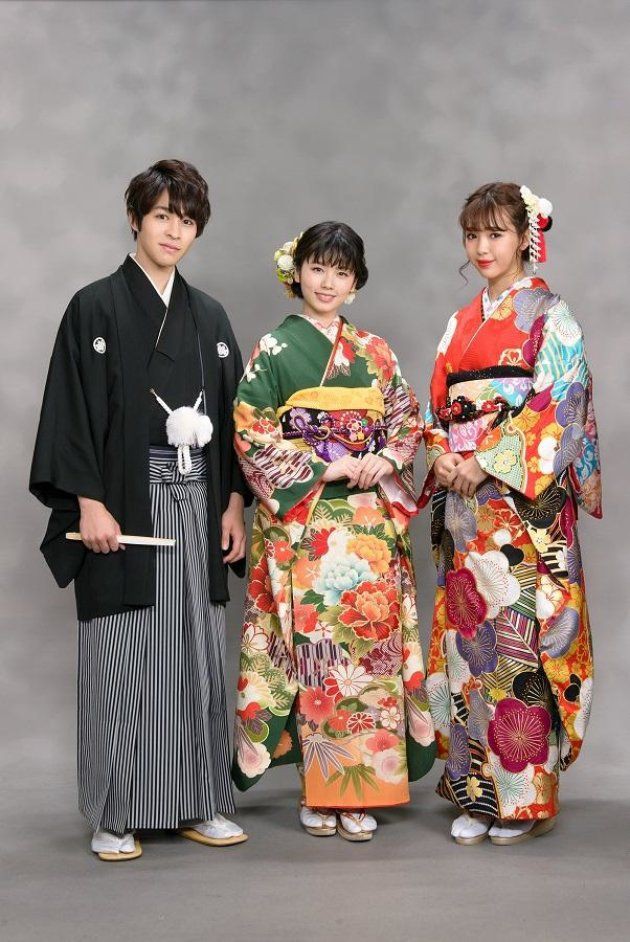 طلاب يقدمون الإذاعة المدرسية بحماس في فناء المدرسة، مستلهمين من ثقافة اليابان وقيم العمل الجاد