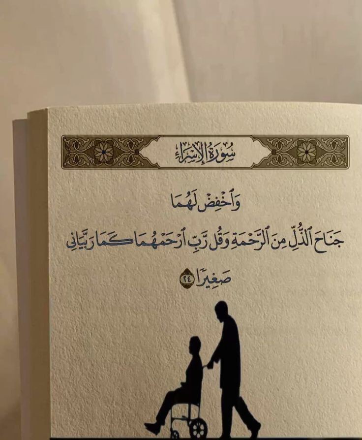 طالب يلقي كلمة الصباح بحماس وثقة أمام زملائه في طابور الصباح المدرسي