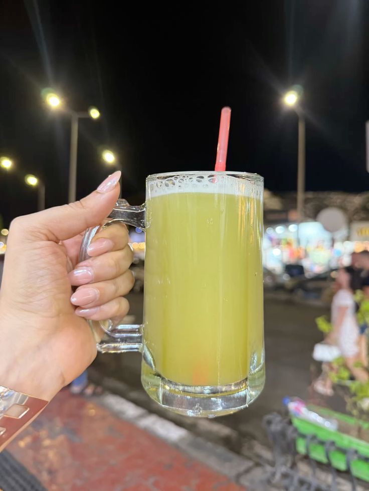 صورة توضيحية لنبات قصب السكر الطويل في حقل أخضر، جاهز للحصاد واستخراج العصير الحلو منه، مما يرمز إلى الخيرات الطبيعية.