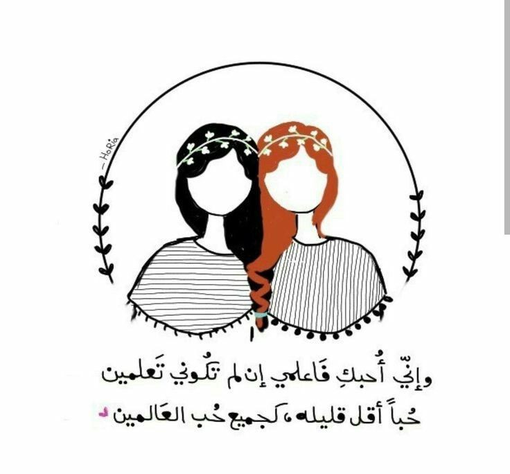 مجموعة من الطلاب يقدمون الإذاعة المدرسية عن الصداقة في ساحة المدرسة بحماس وتفاعل.