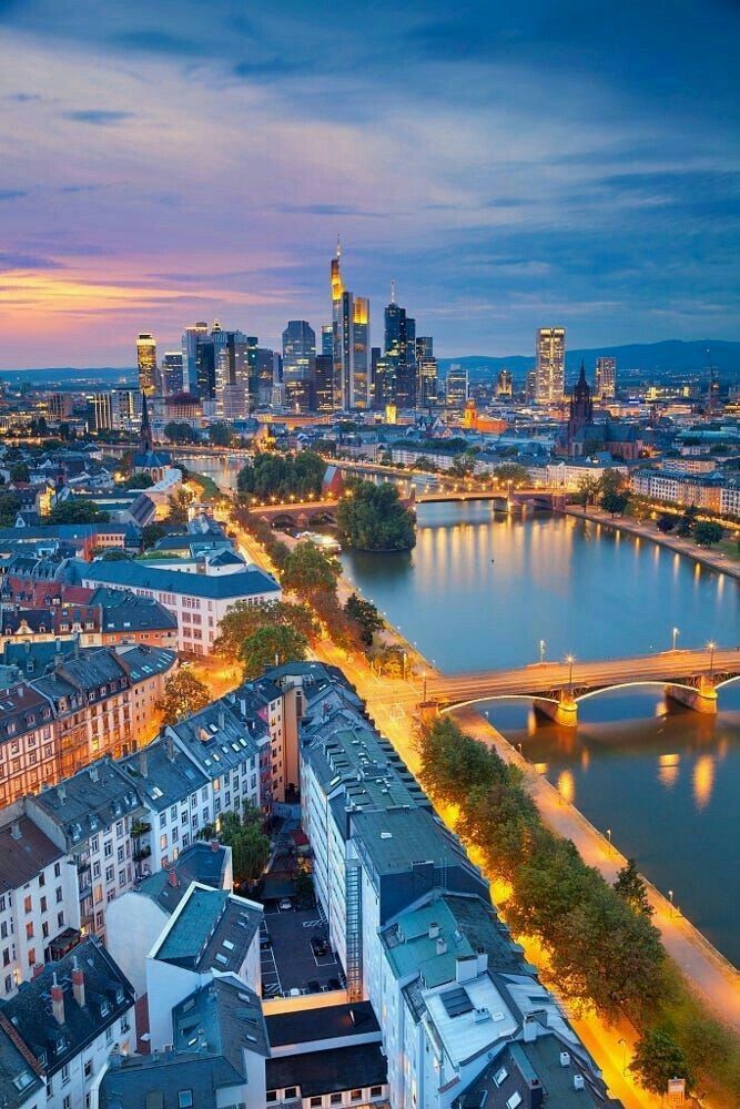 طلاب يقدمون إذاعة مدرسية حيوية في ساحة المدرسة عن دولة ألمانيا