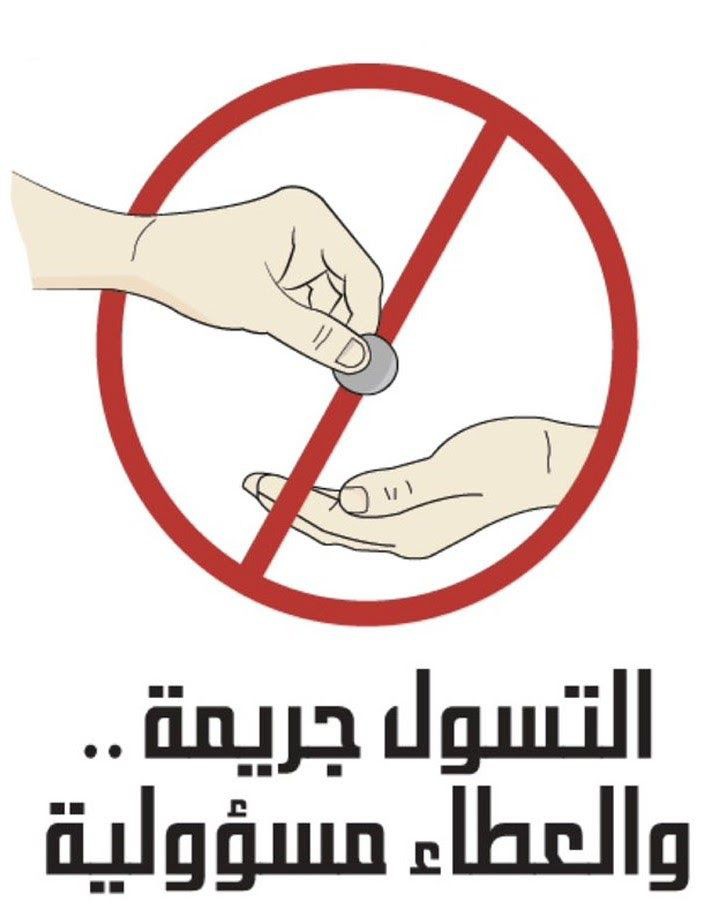 طالب يلقي كلمة الصباح في الإذاعة المدرسية عن قيمة العمل وكرامة الإنسان أمام زملائه في ساحة المدرسة.