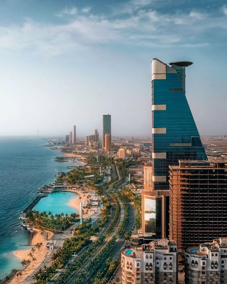 طلاب يقدمون الإذاعة المدرسية بحماس وفخر في طابور الصباح احتفالًا باليوم الوطني السعودي.